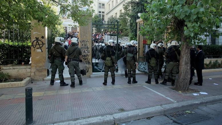 Ροπαλοφόροι χτύπησαν αστυνομικό στο Πεδίον του Αρεως – Προσπάθησε να συλλάβει ληστές
